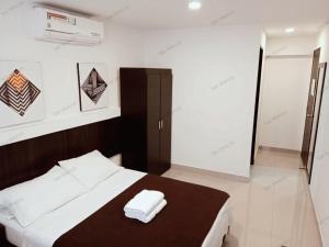 เตียงในห้องที่ Apartasuites San Marcos