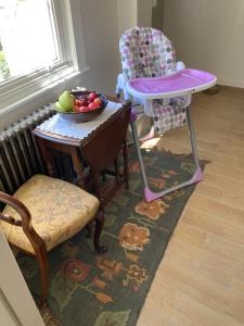 una habitación con una mesa con un bol de fruta y una silla en Rosedene Regency Annex en Minster