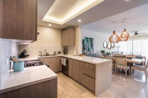 Kuchyň nebo kuchyňský kout v ubytování Luxury Beach Apartment at El Portillo - no extra fees