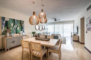 a kitchen and dining room with a table and chairs at Luxury Beach Apartment at El Portillo - no extra fees in Las Terrenas