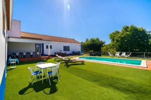 Piscina de la sau aproape de Chaparral Wonderful house in Nature 1h from Lisbon by SoulPlaces