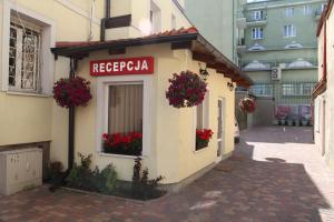 a building with flowers on the side of it at Willa Julia in Gdynia