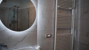 y baño con lavabo y espejo. en C rooms - Love Motel Monza, en Cinisello Balsamo