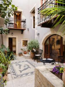 a courtyard with a table and chairs in a building at Casa Dei Delfini in Rethymno Town