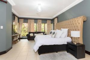 En eller flere senge i et værelse på 9 The Pin – Zimbali 6 Bedroom + 57 billeder