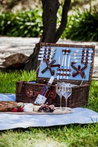 kosz piknikowy z butelką wina i kieliszkami w obiekcie 'Omaroo' Homestead Escape amongst Rolling Hills w mieście Mudgee