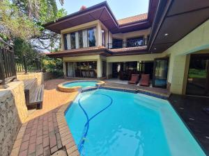 Swimmingpoolen hos eller tæt på 9 The Pin – Zimbali 6 Bedroom