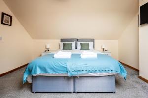 מיטה או מיטות בחדר ב-Scotia House -3 bed house in Larkhall with private driveway