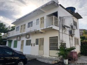 ein weißes Haus mit einem Balkon und einem Auto in der Unterkunft Betesda in São Luís