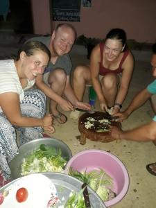 NongkhiawにあるLamorn Guesthouseの食卓に座る人々