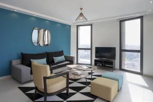 sala de estar con sofá y TV en wonderfull 2BR in Florentin by Holiday-rentals en Tel Aviv