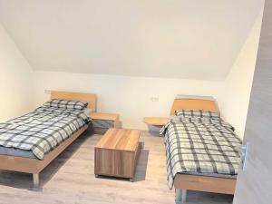 Кровать или кровати в номере Zentrales Apartment in Leverkusen
