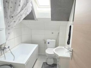 Ένα μπάνιο στο Zentrales Apartment in Leverkusen +11 φωτογραφίες