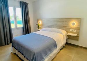 En eller flere senge i et værelse på Villa La Roca + 10 billeder