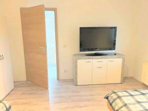Μια τηλεόραση ή/και κέντρο ψυχαγωγίας στο Zentrales Apartment in Leverkusen