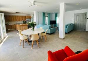 Et tv og/eller underholdning på Villa La Roca