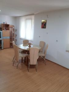 comedor con mesa y sillas en Apartmani Strahinic, en Leskovac
