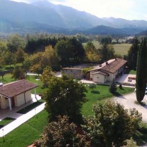 una vista aerea di una casa con montagne sullo sfondo di Agriturismo Le Due Arcate a San Massimo