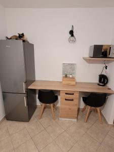 een keuken met een houten bureau en een koelkast bij Apartament Leon in Wałbrzych