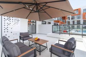 Naktsmītnes Restful apartment with private terrace by the pool Dubaijā fotogalerijas attēls