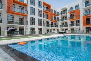 Bazén v ubytování Restful apartment with private terrace by the pool nebo v jeho okolí