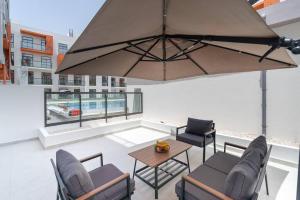 Posezení v ubytování Restful apartment with private terrace by the pool