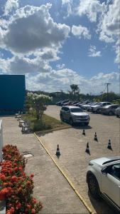 um parque de estacionamento com carros estacionados nele em HOTEL UNA em Palmares