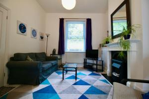 Ruang duduk di Blachington Cottage, Stunning and Central By Air Premier