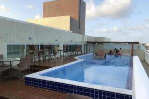 Bazén v ubytování Confortável Flat com piscina de borda infinita na cobertura nebo v jeho okolí