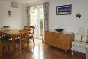 sala de estar con mesa de comedor, mesa y sillas en 'Heart Of Avalon' 500 metres to town centre en Glastonbury