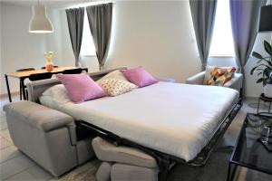 A bed or beds in a room at 5 mn Zenith Grande Halle Auvergne,pied de Gergovie,Garage,Netflix