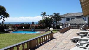 - une vue depuis le balcon d'une maison avec piscine dans l'établissement Uvongo Destiny4u Retreat, à Margate