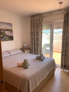 - une chambre avec un lit et 2 oreillers dans l'établissement El Condado de Alhama Golf Resort Naranjos 7 house 589, à Alhama de Murcia