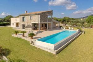 Fotografia z galérie ubytovania Beautiful Modern Pollensa Villa Finca La Vinya Gran 5 Bedrooms Private Pool v destinácii Pollença