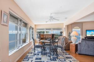 a living room with a table and chairs at 232 SOUTH HARBOR UPSTAIRS home in Holmes Beach