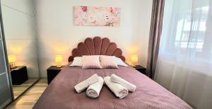 a bedroom with a large bed with two pillows on it at Luxury KINGS RESIDENCE 50m2 2 pok. Downtown Dobrego Pasterza PIĘKNY in Kraków