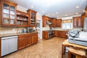 uma grande cozinha com armários e electrodomésticos de madeira em Farfalla Bianca em Mount Vernon