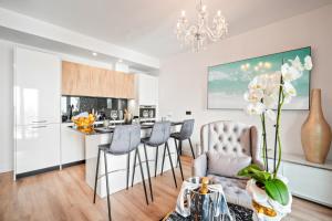 Kuchyň nebo kuchyňský kout v ubytování Puerto Banus luxurious apartment in the heart of the port