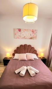 a bedroom with a large bed with two pillows on it at Luxury KINGS RESIDENCE 50m2 2 pok. Downtown Dobrego Pasterza PIĘKNY in Kraków