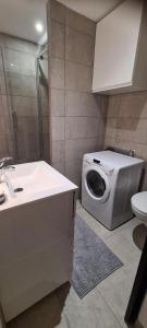 Kúpeľňa v ubytovaní STUDIO CLIMATISATION Vieille Ville
