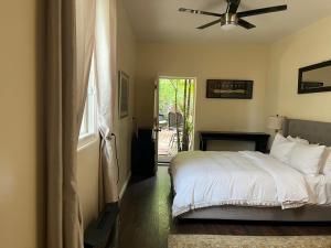 Llit o llits en una habitació de Beverly Hills Spanish