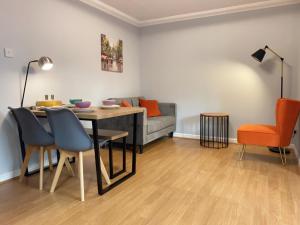 ein Wohnzimmer mit einem Tisch und einem Sofa in der Unterkunft Private Main Door Lovely 2 bedroom apartment in Edinburgh