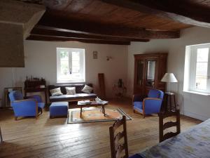 sala de estar con sillas azules y sofá en Le Grand Feuvrier en Dole