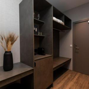 een kamer met een kast met planken en een vaas bij Hotel Halond in Akureyri
