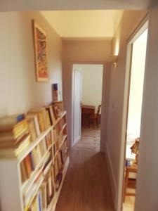 un pasillo con estanterías llenas de libros en Le Grand Feuvrier en Dole