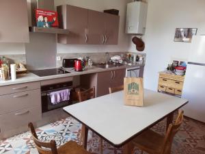 una cocina con una mesa con una bolsa. en Le Grand Feuvrier en Dole