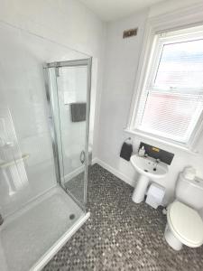 een badkamer met een douche, een toilet en een wastafel bij Regent House Holiday Home - Blackpool Resort Collection in Blackpool