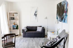 a living room with a couch and a table at Kleines Kunsthaus. in Nordhausen