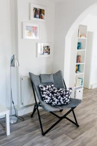 einen Stuhl mit Kissen auf einem Zimmer in der Unterkunft Kleines Kunsthaus. in Nordhausen