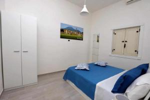 a bedroom with a bed and a tv on the wall at Nido Pompeiano Casa Vacanze in Pompei